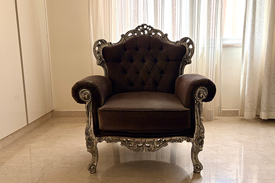 1 POLTRONA IN LEGNO CON SEDUTA, SCHIENALE E BRACCIOLI RIVESTITI IN TESSUTO COLORE GRIGIO DIM. 95x106x80 CM
