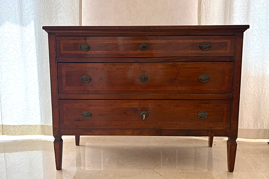 1 CANTERANO IN LEGNO, PIANO RETTANGOLARE, FRONTALE CON TRE CASSETTI E PIEDINI ALTI 22 CM, FORNITO DI CHIAVI DIM. 115x87x47 CM