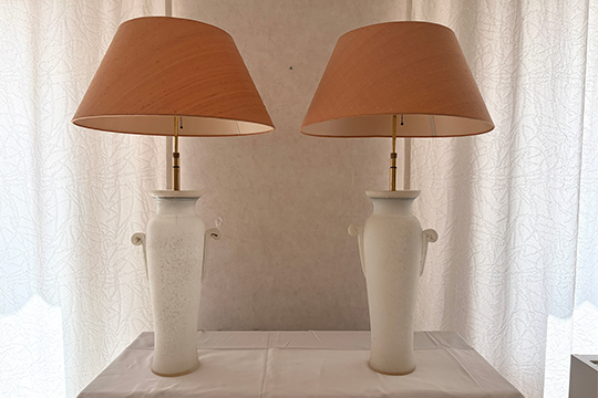 2 LAMPADE DA TAVOLO IN VETRO OPALINO CON PARALUME IN TESSUTO COLORE ROSA DIM. 53x95 CM