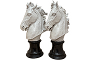 1 COPPIA DI SCULTURE IN CERAMICA COLORE BIANCO RAFFIGURANTE TESTA DI CAVALLO, BASAMENTO CILINDRICO COLORE NERO DIM. 54x96x33 CM
