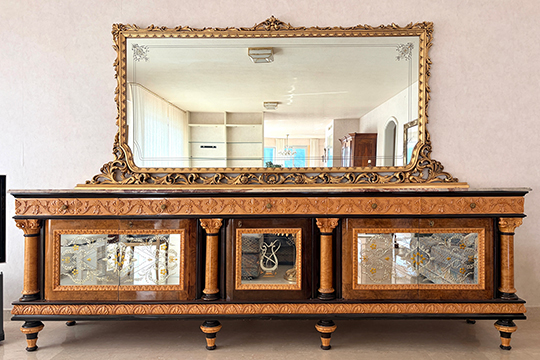 1 CREDENZA CON SPECCHIERA, PIANO RETTANGOLARE IN MARMO, FRONTE CON FASCIA SUPERIORE FINEMENTE INCISA CON CINQUE CASSETTI E PARTE INFERIORE CON CINQUE ANTE DECORO CON SPECCHIO, PIEDINI CIRCOLARI (IMPIALLACCIATURA ROVINATA SUL LATO SINISTRO) DIM. 300x215x60 CM
