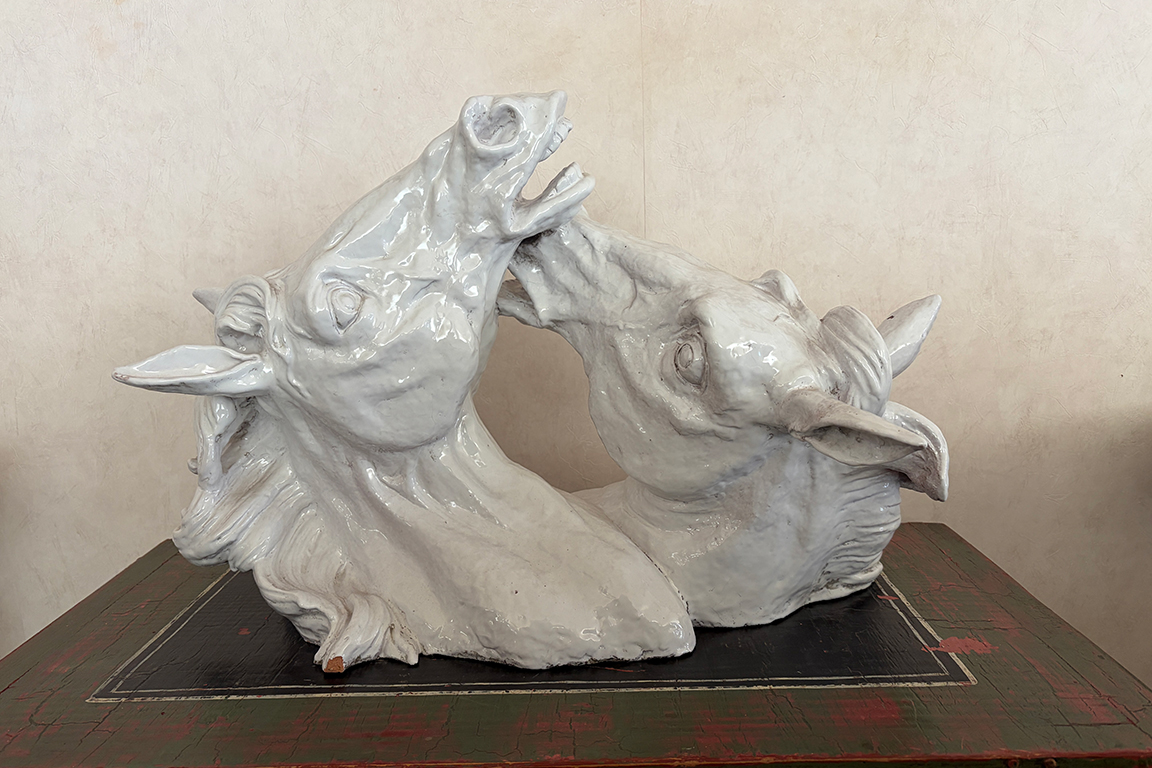 1 SCULTURA IN CERAMICA COLORE BIANCO RAFFIGURANTE “TESTE DI CAVALLO” DIM. 61x40x26 CM