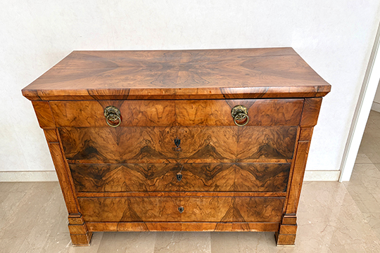 1 CANTERANO IN LEGNO, PIANO RETTANGOLARE, FRONTALE CON QUATTRO CASSETTI DI CUI TRE CON CHIUSURA A CHIAVE (DUE MANCANTI) (PIANO CON PICCOLI DIFETTI) DIM. 120x91x57 CM
