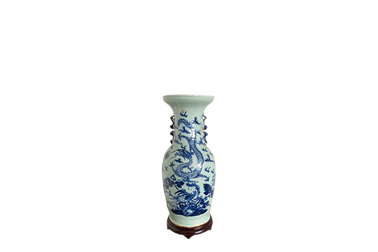 1 VASO IN PORCELLANA CINESE RAFFIGURANTE “DRAGO” CON SUPPORTO IN LEGNO DIM. 25x60 CM