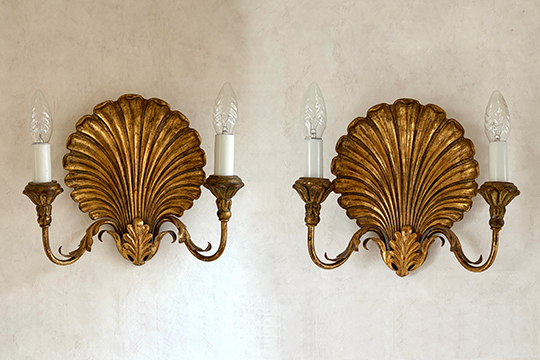 1 PAIO DI APPLIQUE A DUE FIAMME DECORO CONCHIGLIA IN METALLO DORATO E LEGNO DIM. 31x29x11 CM