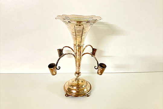 1 VASO IN METALLO ARGENTATO CON 4 SUPPORTI PER FIORI DIM. 25x31x25 CM