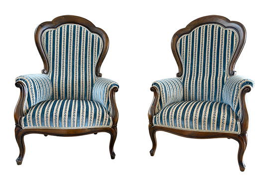1 COPPIA DI POLTRONE DA CAMERA IN LEGNO MASSELLO, CON SEDUTA, SCHIENALE E BRACCIOLI RIVESTITI CON TESSUTO RIGATO COLORE BLU E BEIGE DIM. 70x110x80 CM