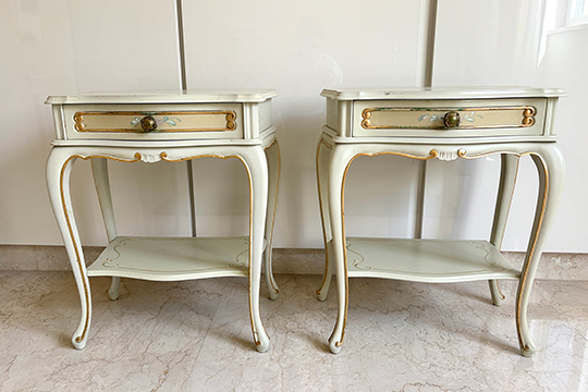 1 COPPIA DI COMODINI IN LEGNO CON DECORI IN ORO FINEMENTE DIPINTI CON GAMBE EN CABRIOLET, CASSETTO E VANO A GIORNO DIM. 49x58x30 CM