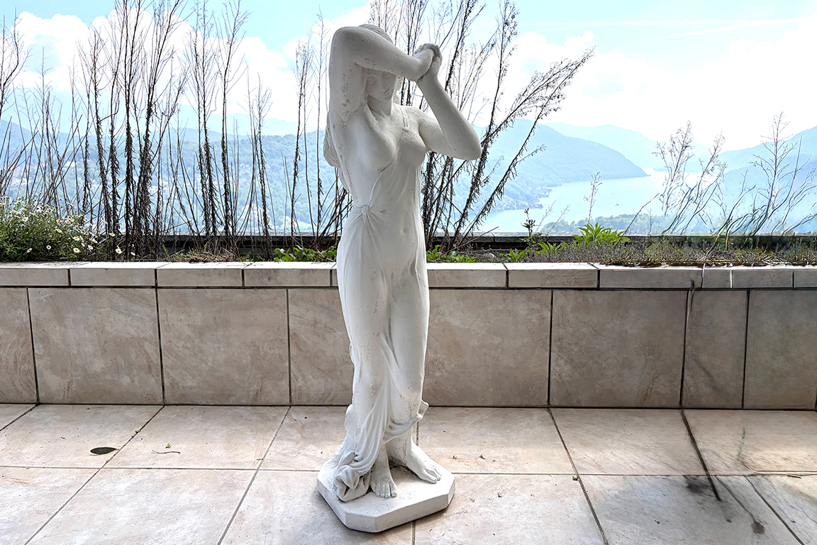 1 STATUA DA GIARDINO RAFFIGURANTE “NINFA” DIM. 32x116x40 CM