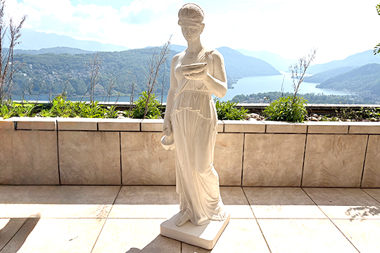 1 STATUA DA GIARDINO RAFFIGURANTE “EBE” DEA GRECA DELLA GIOVINEZZA CON UNA COPPA E UNA BROCCA DIM. 32x125x43 CM