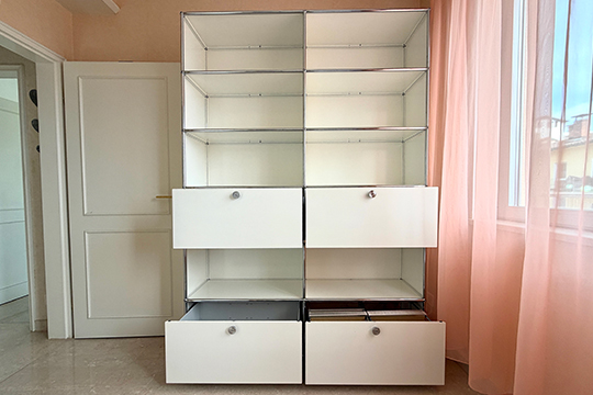 1 SISTEMA “USM” HALLER STRUTTURA IN METALLO COLORE BIANCO CON DODICI RIPIANI DI CUI QUATTRO CON CASSETTO ESTRAIBILE (SENZA CHIAVI), PICCOLI DIFETTI DIM. 150x214x37 CM