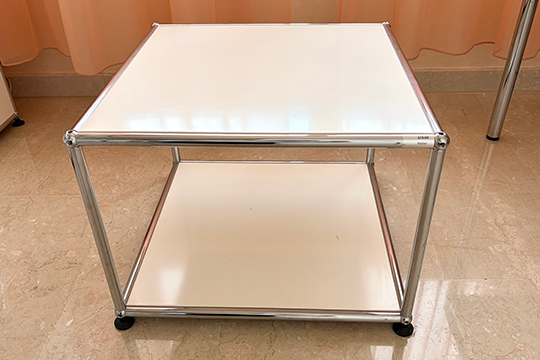 1 TAVOLO D'APPOGGIO “USM” HALLER STRUTTURA IN METALLO COLORE BIANCO A DUE RIPIANI DIM. 52x52x39 CM