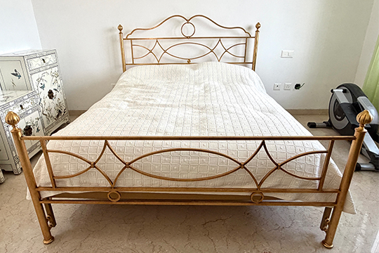 1 LETTO MATRIMONIALE CON STRUTTURA IN METALLO DORATO COMPLETO DI MATERASSO E DOGHE IN LEGNO DIM. 170x118x212 CM