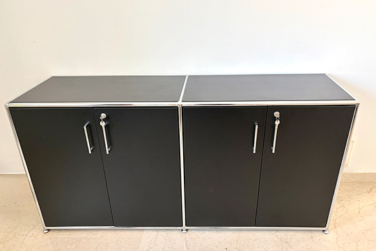 1 CREDENZA “BOSSE” IN LEGNO COLORE NERO CON PROFILI IN METALLO CROMATO, FORNITO DI CHIAVI DIM. 156x76x43 CM
