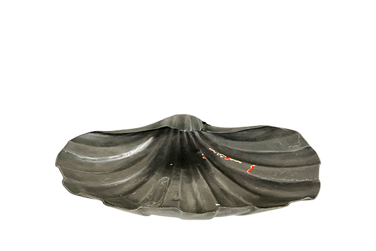 1 CIOTOLA IN PELTRO A FORMA DI CONCHIGLIA DIM. 36x7x27 CM