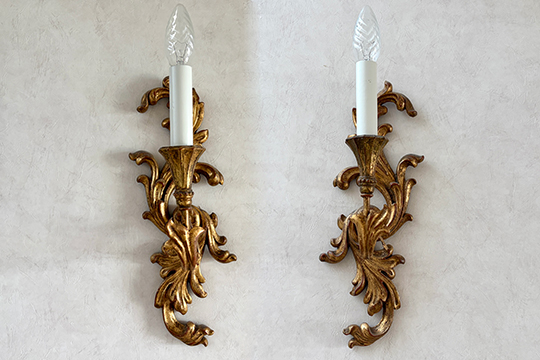 1 PAIO DI APPLIQUE A UNA FIAMMA, FOGLIE D'ACANTO IN METALLO E LEGNO DORATO DIM. 13x38x16 CM