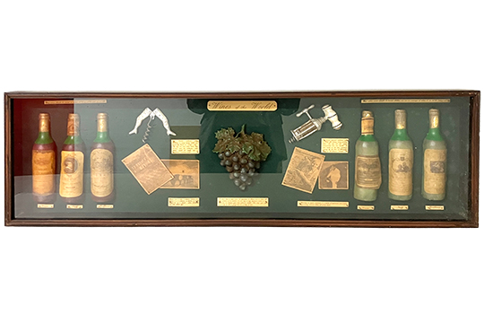 1 BACHECA IN LEGNO “WINES OF THE WORLD” DIM. 107x34x10 CM