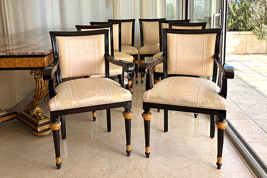 8 SEDIE IN LEGNO CON SEDUTA E SCHIENALE RIVESTITI IN TESSUTO COLORE BEIGE (DIM. 46x94x44 CM) DI CUI 2 CON BRACCIOLI IN LEGNO DIM. 64x94x54 CM (ALCUNE CON TESSUTO MACCHIATO)