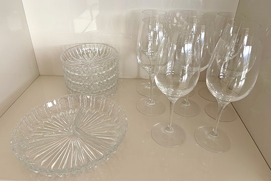 8 CALICI DA VINO, 1 ANTIPASTIERA DIM. 22 CM E 4 CIOTOLINE CON MOTIVO A RAGGIERA DIM. 14 CM