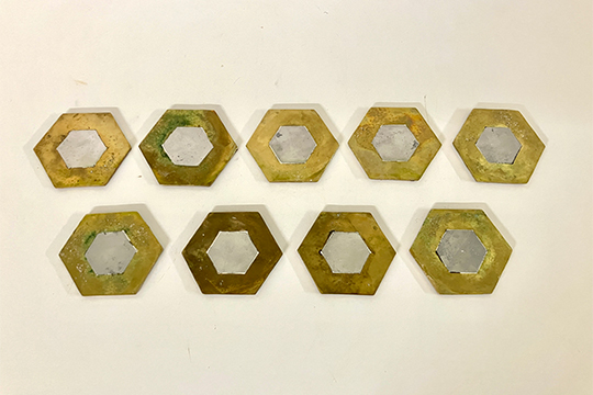 9 SOTTOBICCHIERI ESAGONALI, STILE BRUTALISMO, IN ALLUMINIO E OTTONE DIM. 9x9 CM