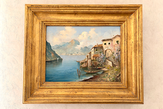 1 DIPINTO OLIO SU TAVOLA FIRMATO GIANNI DEL GRASSO, 2002, “GANDRIA E IL LAGO DI LUGANO” CON CORNICE IN LEGNO DORATO, FORNITO DI CERTIFICATO DI AUTENTICITÀ DIM. 40x30 CM