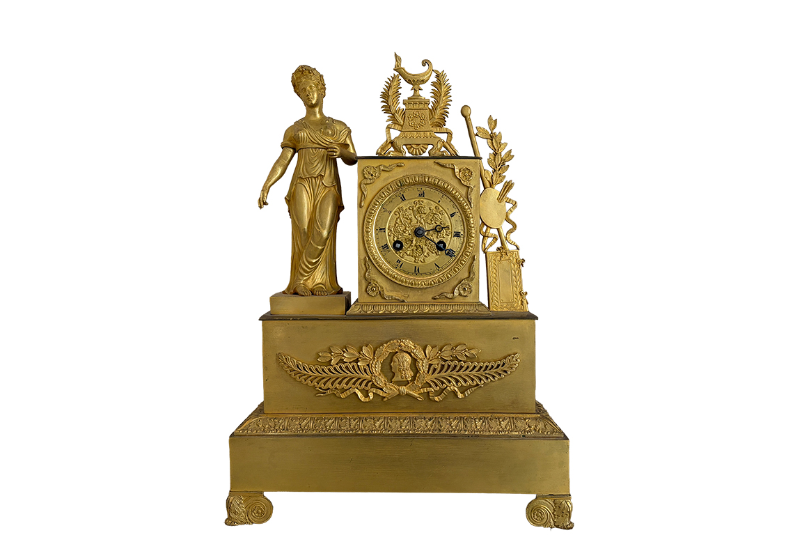 1 OROLOGIO DA TAVOLA CON MOVIMENTO A PENDOLO “PARIGINA” IN METALLO DORATO DIM. 26x38x10 CM