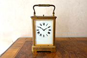 1 OROLOGIO DA TAVOLO “OFFICIER” MOVIMENTO MECCANICO, STRUTTURA IN METALLO DORATO, SUONA I QUARTI E LE MEZZ\'ORE DIM. 9x14x8 CM