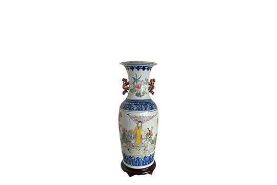 1 VASO IN PORCELLANA CINESE POLICROMA RAFFIGURANTE “DONNA A CAVALLO” CON SUPPORTO IN LEGNO DIM. 25x60 CM