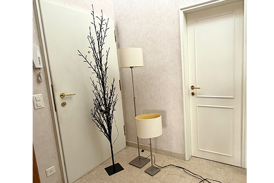 2 LAMPADE CON PARALUMI IN PLASTICA COLORE BIANCO (1 DA TERRA DIM. 120 CM E 1 DA TAVOLO DIM. 72 CM) E 1 DECORAZIONE DA TERRA “ALBERO” CON LUCI IN PLASTICA COLORE NERO DIM. 200 CM