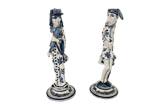 2 CANDELABRI IN CERAMICA CON DECORI BLU (CARICATURA MOGLIE E MARITO) DIM. 11x30 CM