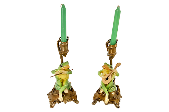 2 CANDELABRI A UNA FIAMMA REALIZZATI IN METALLO DORATO CON STATUETTA IN PORCELLANA RAFFIGURANTE “RANOCCHIO” DIM. 12x26x12 CM