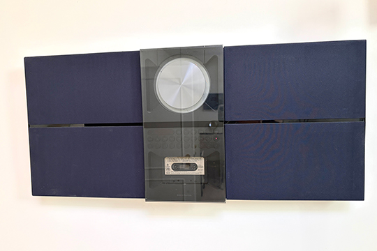 1 IMPIANTO HI-FI DA PARETE “BANG & OLUFSEN” RADIO FM, CD E AUDIOCASSETTA (N.C.F.) DIM. 75x33x10 CM