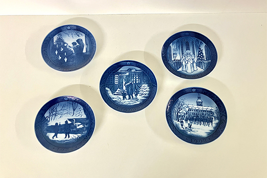5 PIATTI DI NATALE IN PORCELLANA ROYAL COPENHAGEN 1981, 1987, 1991, 1992, 1994 DIM. 18 CM