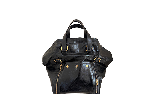 1 BORSA YVES SAINT LAURENT “DOWNTOWN” IN PELLE VERNICIATA COLORE NERO, DOPPI MANICI, PORTABILITÀ A MANO E A SPALLA, TASCHE LATERALI, CHIUSURA PARZIALE A ZIP, CORREDATA DA CERTIFICATO ENTRUPY, PICCOLI SEGNI D'USURA DIM. 50x35x25 CM