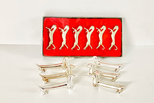 2 SET DI POGGIACOLTELLI (6 BASSOTTI E 6 CAVALLI) REALIZZATI IN METALLO