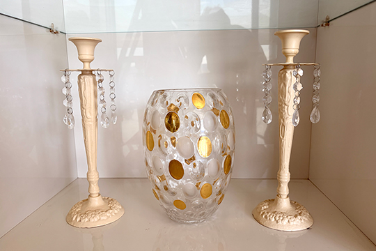 1 COPPIA DI CANDELABRI IN METALLO CON DECORI PENDENTI IN VETRO DIM. 30 CM E 1 VASO CON DECORO A BOLLE ANCHE DORATE DIM. 22 CM