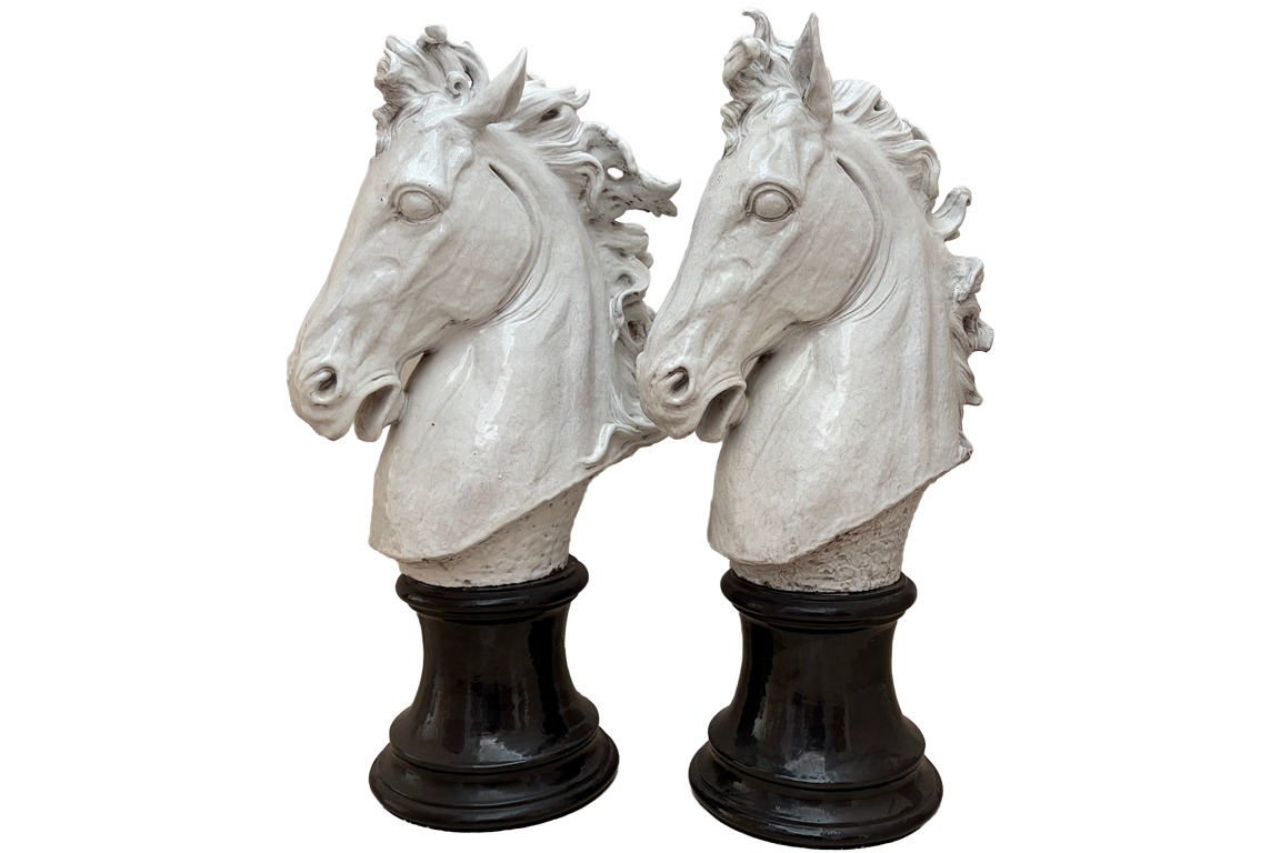 1 COPPIA DI SCULTURE IN CERAMICA COLORE BIANCO RAFFIGURANTE TESTA DI CAVALLO, BASAMENTO CILINDRICO COLORE NERO DIM. 54x96x33 CM