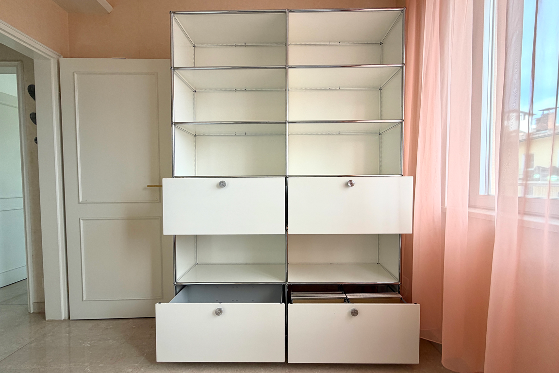 1 SISTEMA “USM” HALLER STRUTTURA IN METALLO COLORE BIANCO CON DODICI RIPIANI DI CUI QUATTRO CON CASSETTO ESTRAIBILE (SENZA CHIAVI), PICCOLI DIFETTI DIM. 150x214x37 CM
