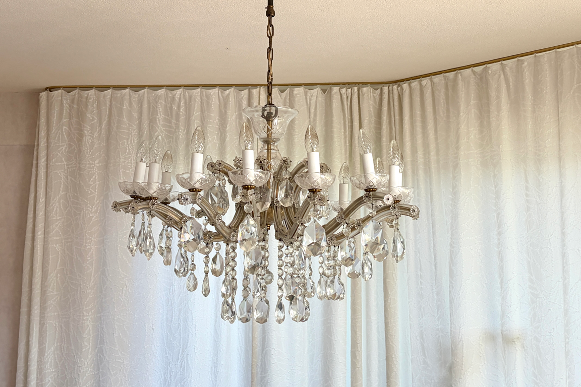 1 LAMPADARIO STILE MARIA TERESA, METALLO DORATO E CRISTALLO, CON 15 BRACCI CON PENDENTI IN CRISTALLO DI VARIE FORME DIM. 85x60 CM