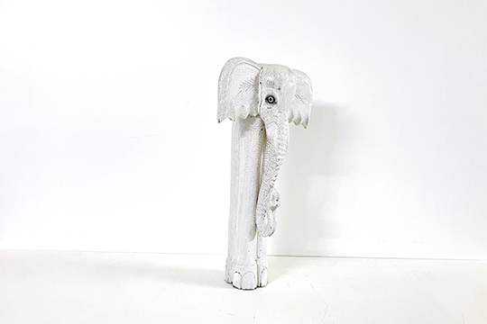 1 SCULTURA IN LEGNO RAFFIGURANTE ELEFANTE STILIZZATO, COLORE BIANCO DIM. 35x62x20 CM