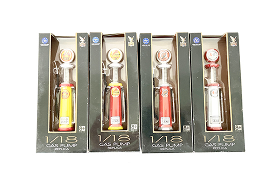 4 RIPRODUZIONI IN SCALA (1/18) DI POMPE DI BENZINA “ROAD SIGNATURE COLLECTION”