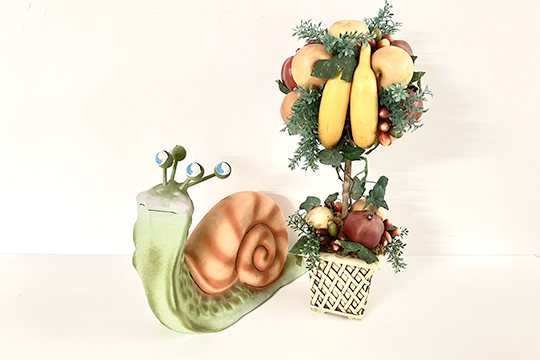 1 LUMACA IN CARTAPESTA DIM. 40x30x15 CM E 1 PIANTA DI FRUTTA IN PLASTICA DIM. 23x50x23 CM
