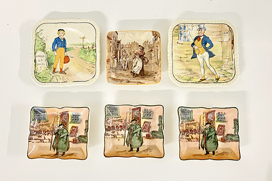 6 PIATTINI IN PORCELLANA CON RAFFIGURATI PERSONAGGI DI CHARLES DICKENS DIM. 13x13 10x10 E 10x11 CM