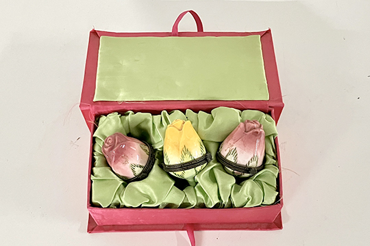 3 PORTAGIOIE A FORMA DI BOCCIOLO DI ROSA IN PORCELLANA CON SCATOLA ORIGINALE DIM. 4x5 CM