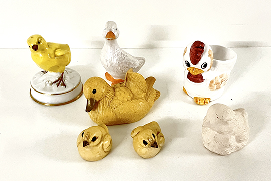7 STATUETTE IN CERAMICA DIPINTA: 1 PULCINO, 1 GALLO PORTAUOVO, 1 OCA, 1 UCCELLINO E 3 PAPERE, PICCOLI DIFETTI DIM. 10 CM