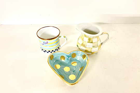 1 TAZZA IN LATTA, 1 LATTIERA IN LATTA E 1 PORTABOBON IN CERAMICA, TUTTO FIRMATO MACKENZIE-CHILDS DIM. 8,50x8,50 10x10 E 14x13x5 CM