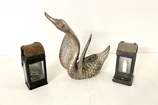 1 CIGNO CENTROTAVOLA IN ALPACCA (ALI APRIBILI PER POTER INSERIRE DECORAZIONI FLOREALI) DIM. 40x35x14 CM E 2 LANTERNE DA CARROZZA IN METALLO DIM. 10x20x8 CM
