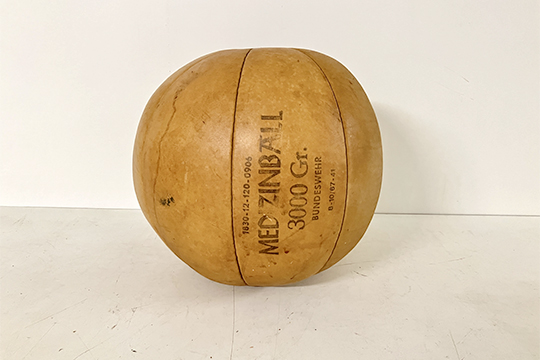 1 PALLONE VINTAGE PER FISIOTERAPIA IN PELLE DIM. 40x35 CM