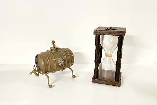 1 SALVADANAIO A CLESSIDRA IN VETRO E LEGNO DIM. 15x30x15 CM E 1 BOTTE IN RAME DIM. 26x22x16 CM