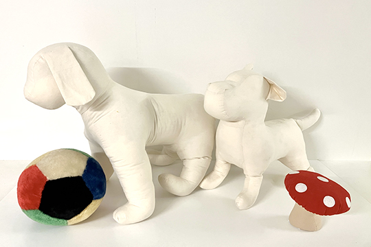 2 CANI DI PEZZA DIM. 80x56x40 E 60x46x30 CM, 1 PALLA PELUCHE DIM. 25 CM E 1 FUNGO IN TESSUTO DIM. 20x18x20 CM